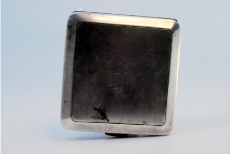 Caixa de toilette em prata foscada de forma quadrada e espelho no interior.